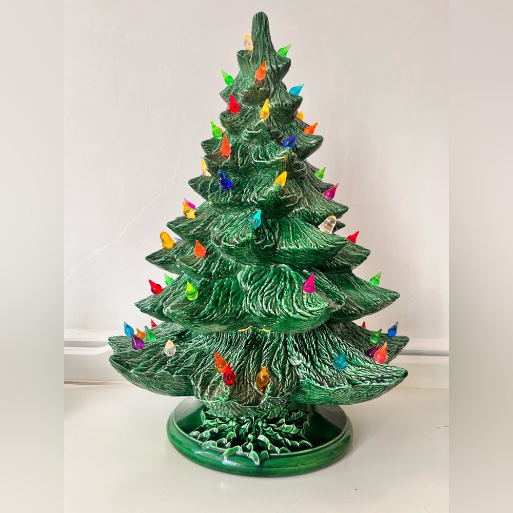 Vintage 19”Nowell’s Molds 1979 Ceramic Christmas Tree Large with lights working